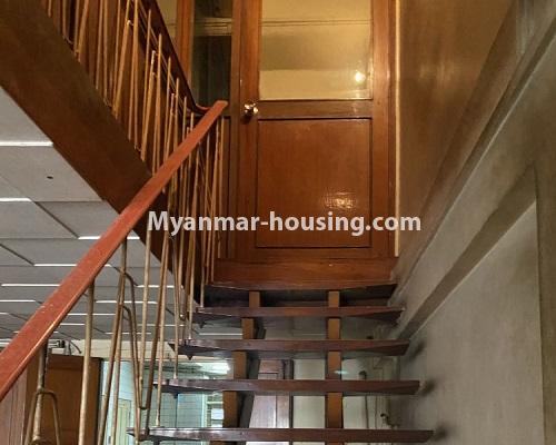 မြန်မာအိမ်ခြံမြေ - ငှားရန် property - No.4912 - လူနေရုံးခန်းဖွင့်ရန်သင့်တော်သည့် ဟောင်ကောင်အခန်းတစ်ခန်း ငှားရန်ရှိသည်။stairs view