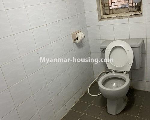 မြန်မာအိမ်ခြံမြေ - ငှားရန် property - No.4912 - လူနေရုံးခန်းဖွင့်ရန်သင့်တော်သည့် ဟောင်ကောင်အခန်းတစ်ခန်း ငှားရန်ရှိသည်။toilet view