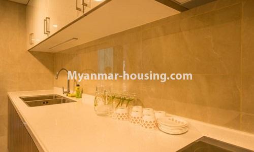 မြန်မာအိမ်ခြံမြေ - ငှားရန် property - No.4914 - အိပ်ခန်းနှစ်ခန်းပါသော အခန်းကောင်းတစ်ခန်း The Central Condo တွင် ငှားရန်ရှိသည် - kitchen view