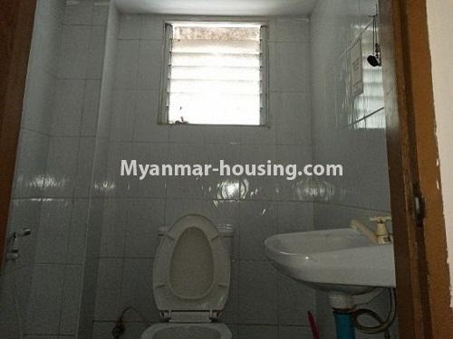 မြန်မာအိမ်ခြံမြေ - ငှားရန် property - No.4917 - လူနေရုံးခန်း ဖွင့်ချင်သူများအတွက် သန့်ရှင်းသပ်ရပ်သော မြေညီထပ်ခိုးပါအခန်း တစ်ခန်း ငှားရန်ရှိသည်။bathroom 