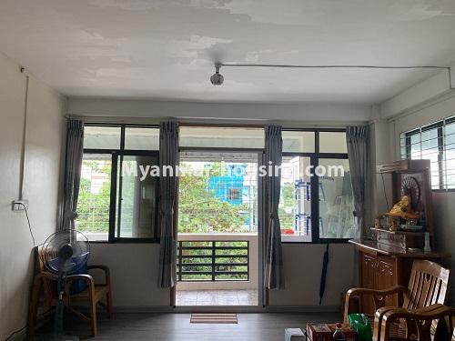 မြန်မာအိမ်ခြံမြေ - ငှားရန် property - No.4940 - တောင်ဒဂုံ ပုလဲမွန်အိမ်ရာတွင် အိပ်ခန်းသံဒးခန်းပါသောအခန်း ငှားရန်ရှိသည်။ - livingroom and dining area