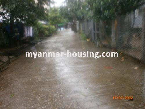 ミャンマー不動産 - 売り物件 - No.1020 - Landed hooues to sell in Kamaryut Township! - view of the street.