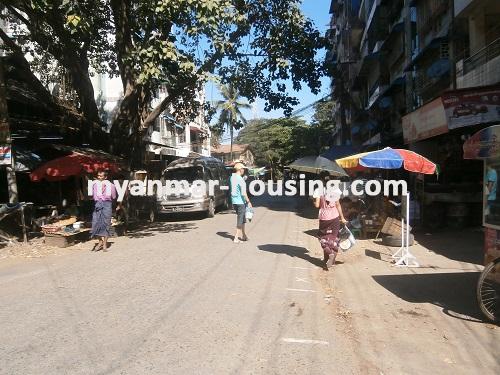 缅甸房地产 - 出售物件 - No.1283 - Apartment for sale near Yuzana Plaza! - View of the street.