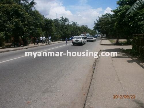 缅甸房地产 - 出售物件 - No.1339 - Seven-storey building for sale on Yamonna Road. - View of the road.