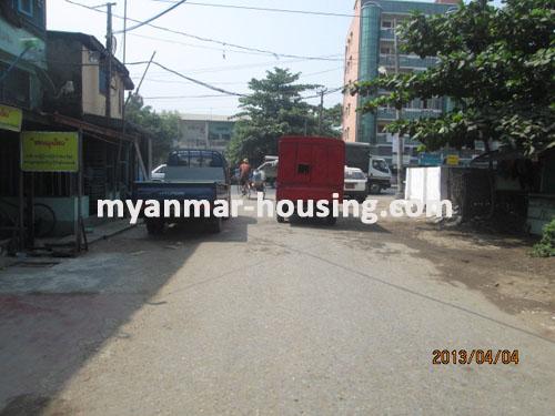 缅甸房地产 - 出售物件 - No.1805 - Apartment available for sale in a good location in Hlaing. - View of the road.