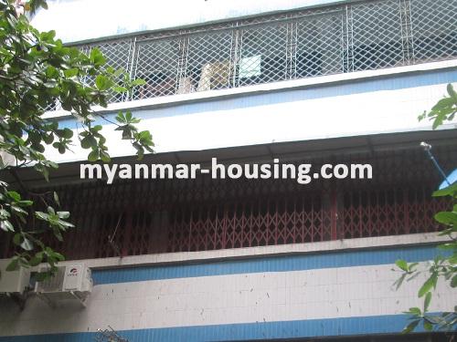 缅甸房地产 - 出售物件 - No.2120 - Good apartment for sale in  Lanmadaw!  - View of the outside.