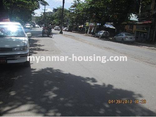 缅甸房地产 - 出售物件 - No.2120 - Good apartment for sale in  Lanmadaw!  - View of the road.