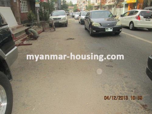 缅甸房地产 - 出售物件 - No.2255 - Good apartment for sale in Sanchaung - View of the street.