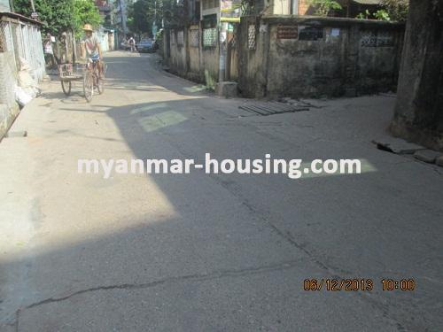缅甸房地产 - 出售物件 - No.2265 - A land house for sale in Kamaryut ! - View of the street.