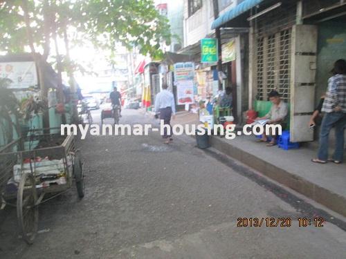 缅甸房地产 - 出售物件 - No.2313 - Apartment for sale in Kamaryut! - View of the street.