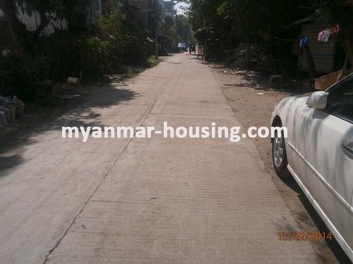 缅甸房地产 - 出售物件 - No.2426 - An apartment with fair price in Kamaryut! - View of the street.