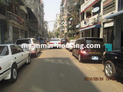 ミャンマー不動産 - 売り物件 - No.2518 - Good building with Construction apartment for sale in Lanmadaw! - View of the road.