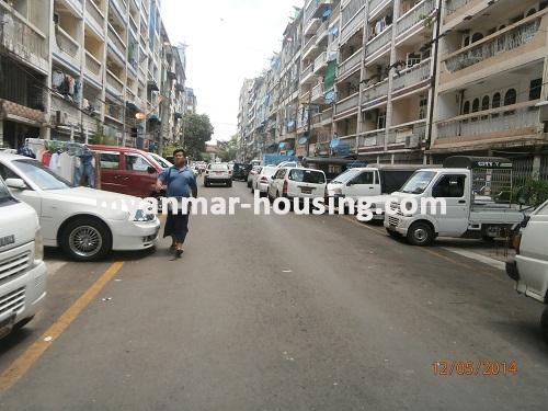 缅甸房地产 - 出售物件 - No.2591 - Condo for sale available! - View of the street.