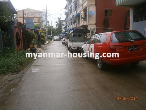 မြန်မာအိမ်ခြံမြေ - ရောင်းမည် property - No.2625 - လှိုင်တွင် တိုက်ခန်းတစ်ခန်းရောင်းရန်ရှိသည်။ - View of the road.