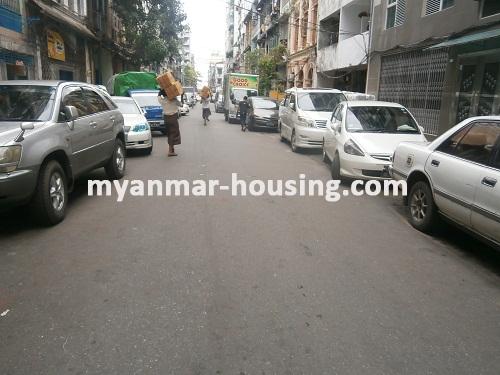 ミャンマー不動産 - 売り物件 - No.2661 - House for sale in downtown available! - View of the street.