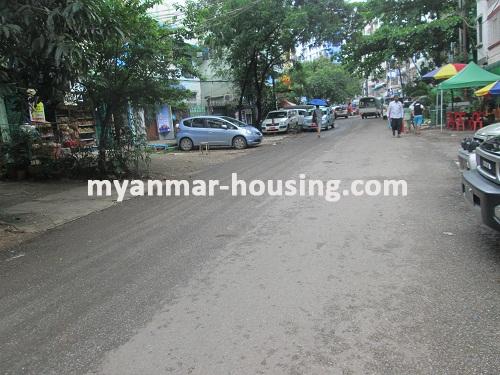 缅甸房地产 - 出售物件 - No.2685 - An apartment for sale near Dagon Center shopping mall in Sanchaung! - View of the road.