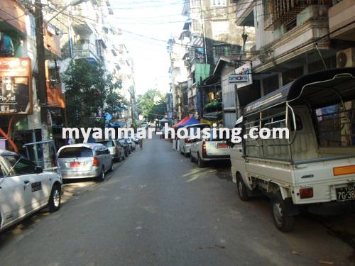 缅甸房地产 - 出售物件 - No.2686 - Apartment for sale in Sancahung ! - View of the street.