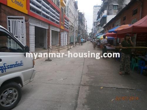 မြန်မာအိမ်ခြံမြေ - ရောင်းမည် property - No.2689 - မြို့ထဲ ၃၆ လမ်းတွင် ကွန်ဒိုခန်း ရောင်းရန် ရှိသည်။ - View of the street.