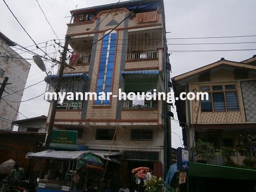 မြန်မာအိမ်ခြံမြေ - ရောင်းမည် property - No.2699 - လှည်းတန်းလမ်းဆုံနှင့်နီးသောနေရာတွင် တိုက်ခန်း တစ်ခန်းရောင်းရန်ရှိသည်။ - Front view of the building.