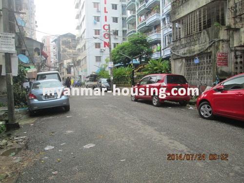 缅甸房地产 - 出售物件 - No.2701 - An apartment in business area for sale! - View of the street.