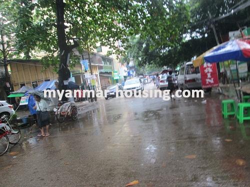 缅甸房地产 - 出售物件 - No.2704 - An apartment with well-renovated room available! - View of the street.