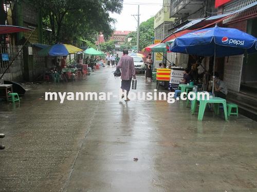 缅甸房地产 - 出售物件 - No.2705 - Well-decorated condo for sale available in downtown! - View of the street.