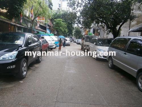 缅甸房地产 - 出售物件 - No.2742 - An apartment in downtown for business available! - View of the street.