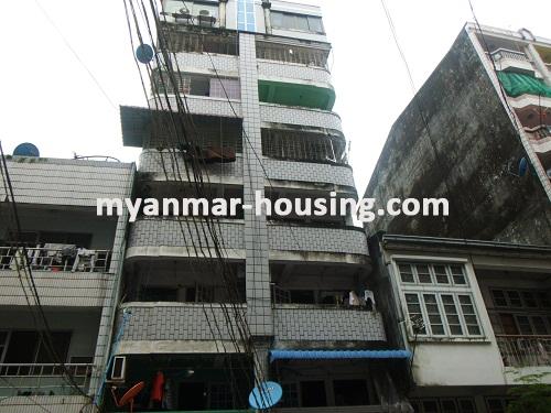 မြန်မာအိမ်ခြံမြေ - ရောင်းမည် property - No.2749 - မြို့ထဲတွင်အခန်းတစ်ခန်းရောင်းရန်ရှိသည်။ - Front view of the building.