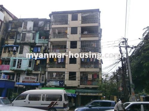 မြန်မာအိမ်ခြံမြေ - ရောင်းမည် property - No.2760 - မြို့ထဲတွင်တိုက်ခန်းတစ်ခန်းရောင်းရန်ရှိသည်။ - Front view of the building.