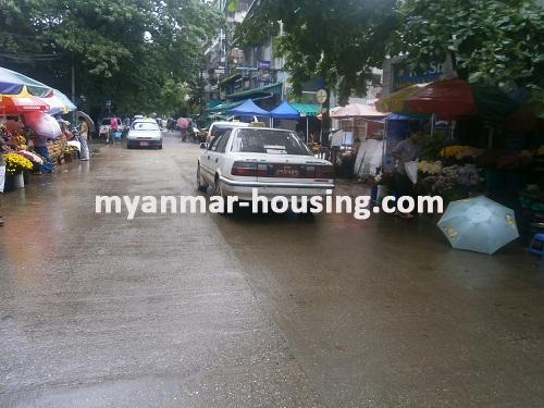 缅甸房地产 - 出售物件 - No.2776 - An apartment for sale in business area available! - View of the street.