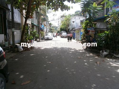 缅甸房地产 - 出售物件 - No.2782 - An apartment near strand road for sale! - View of the street.