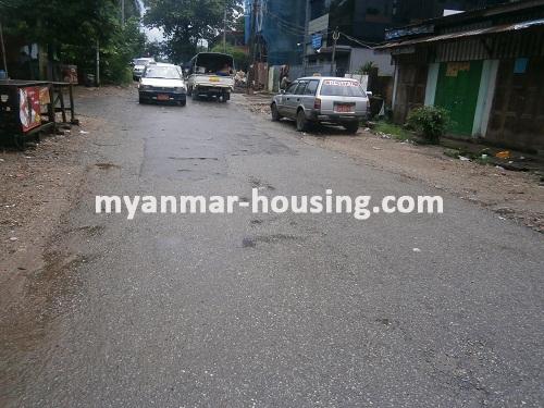 缅甸房地产 - 出售物件 - No.2783 - An apartment with good price available near strand road! - View of the street.