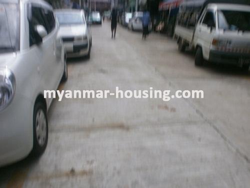 缅甸房地产 - 出售物件 - No.2790 - An apartment for sale near Kan Daw Gyi park! - View of the road.