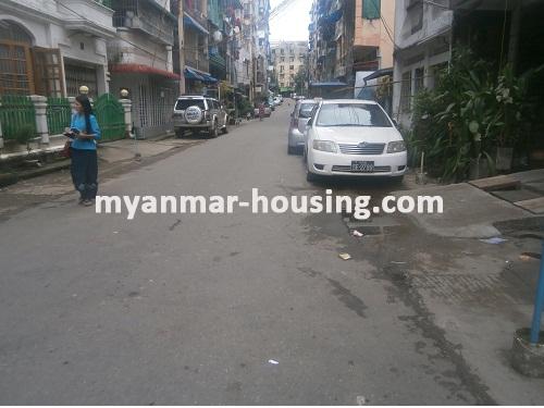缅甸房地产 - 出售物件 - No.2805 - An apartment for sale near main road in Sanchaung! - View of the street.