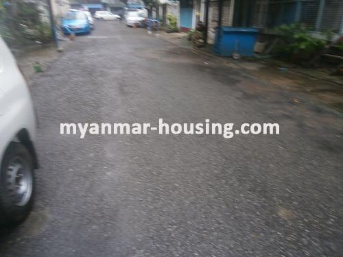 缅甸房地产 - 出售物件 - No.2811 - An apartment for sale in Pazundaung! - View of the street.