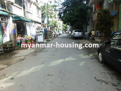 缅甸房地产 - 出售物件 - No.2828 - An apartment located in Ahlone available! - View of the street.