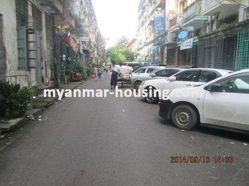 缅甸房地产 - 出售物件 - No.2829 - An apartment in downtown available! - View of the street.