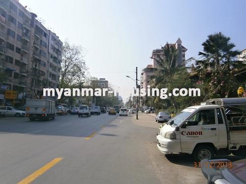 缅甸房地产 - 出售物件 - No.2830 - An apartment for sale in Yone Phyu Lay condo available! - View of the road.