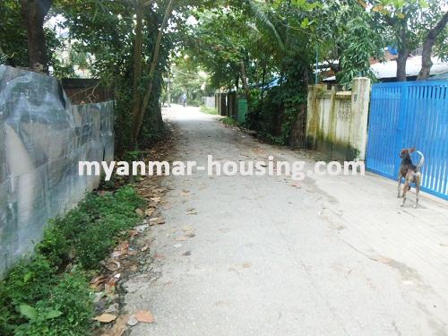 缅甸房地产 - 出售物件 - No.2833 - An apartment for sale in South Okkalapa! - View of the street.