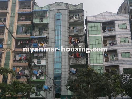 မြန်မာအိမ်ခြံမြေ - ရောင်းမည် property - No.2852 - အလုံကမ်းနားလမ်းအနီးတွင် တိုက်ခန်းတစ်ခန်းရောင်းရန်ရှိသည်။ - Front view of the building.