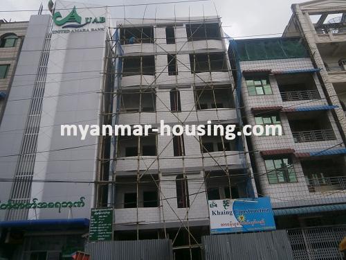 မြန်မာအိမ်ခြံမြေ - ရောင်းမည် property - No.2853 - မိန်းလမ်းမကြီးပေါ်တွင် မြေအပါတစ်တိုက်လုံးရောင်းရန်ရှိသည်။ - Front view of the building.