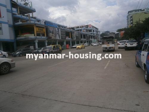 မြန်မာအိမ်ခြံမြေ - ရောင်းမည် property - No.2853 - မိန်းလမ်းမကြီးပေါ်တွင် မြေအပါတစ်တိုက်လုံးရောင်းရန်ရှိသည်။ - View of the road.