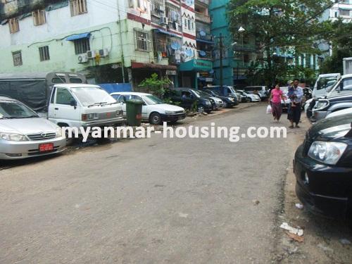 ミャンマー不動産 - 売り物件 - No.2854 - An apartment near Kan Daw Gyi park in Mingalar Taung Nyunt! - View of the street.