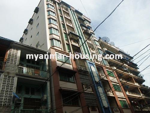 缅甸房地产 - 出售物件 - No.2875 - Very wide apartment for sale Pazundaung Township! - View of the building.