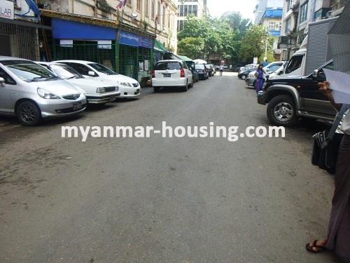 缅甸房地产 - 出售物件 - No.2875 - Very wide apartment for sale Pazundaung Township! - View of the street.
