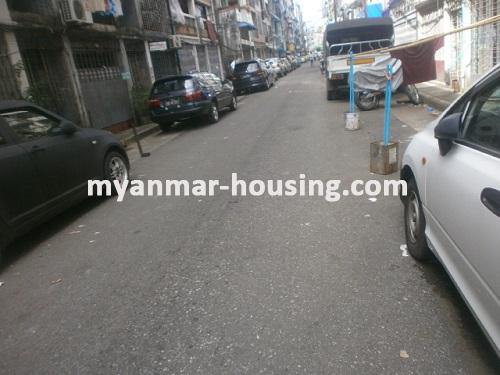 缅甸房地产 - 出售物件 - No.2900 -  Apartment for sale in Lanmadaw township. - View of the street.