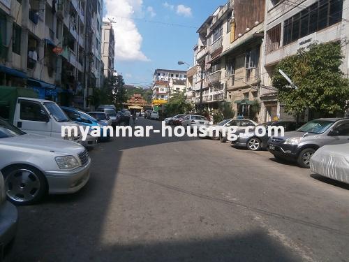 မြန်မာအိမ်ခြံမြေ - ရောင်းမည် property - No.2908 - နေထိုင်ရန်ကောင်းသော ကွန်ဒိုမြေညီ မြို့ထဲတွင်ရောင်းရန်ရှိသည်။ - View of the street.