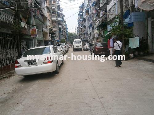 缅甸房地产 - 出售物件 - No.2920 - Apartment for sale in Sanchaung. - View of the street.
