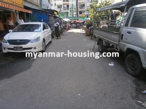 缅甸房地产 - 出售物件 - No.2922 - Apartment for sale in Hledan! - View of the street.