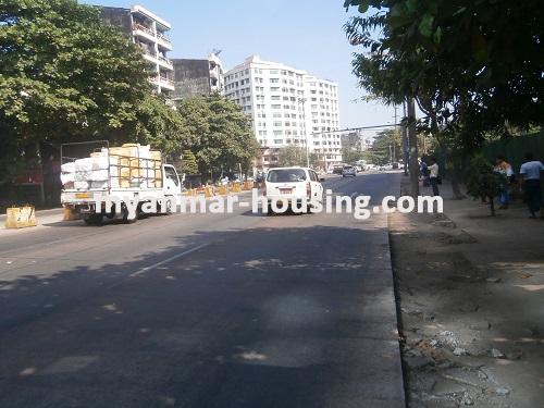 缅甸房地产 - 出售物件 - No.2935 - Good condo sale at kamaryut! - View of the road.
